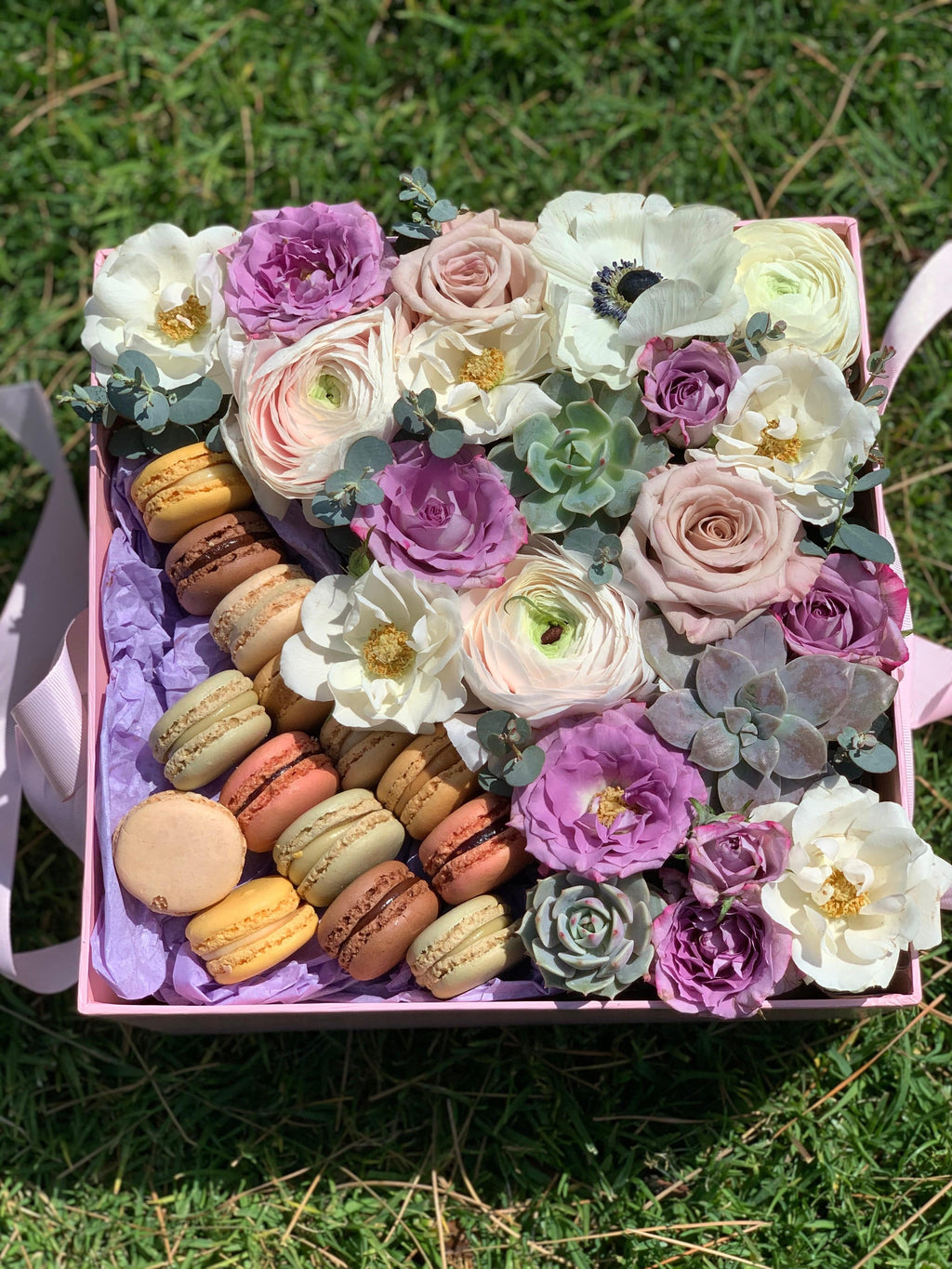 Gift box Flowers and macaroons