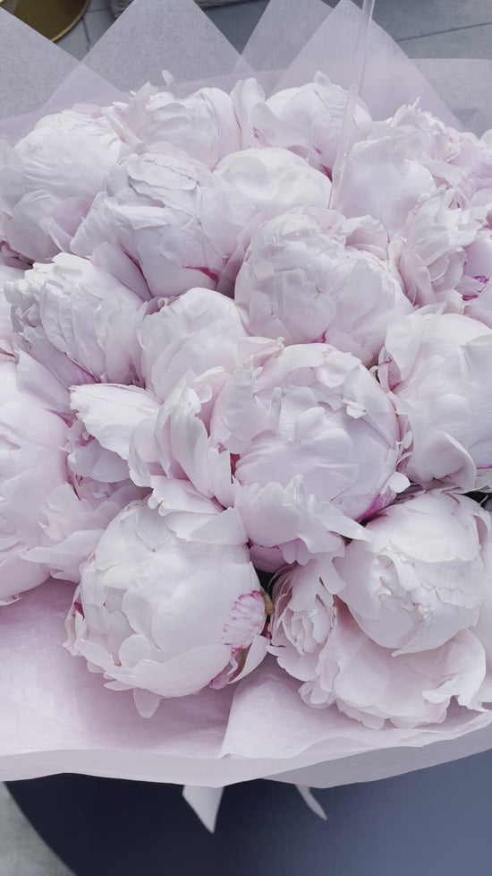Load and play video in Gallery viewer, Bouquet N.5 Gorgeous peonies
