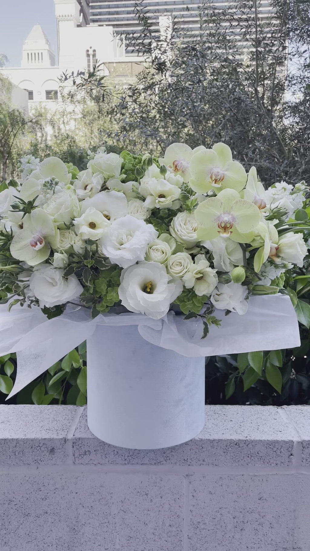 Caja de verano con orquídeas limón