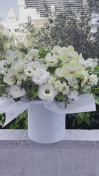 Caja de verano con orquídeas limón