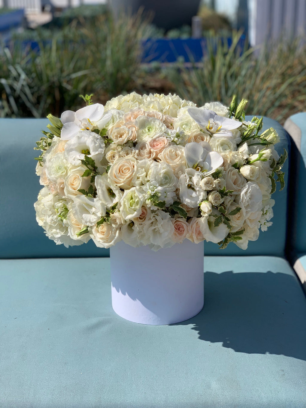 Caja N.23 Arreglo blanco con hermosas orquídeas
