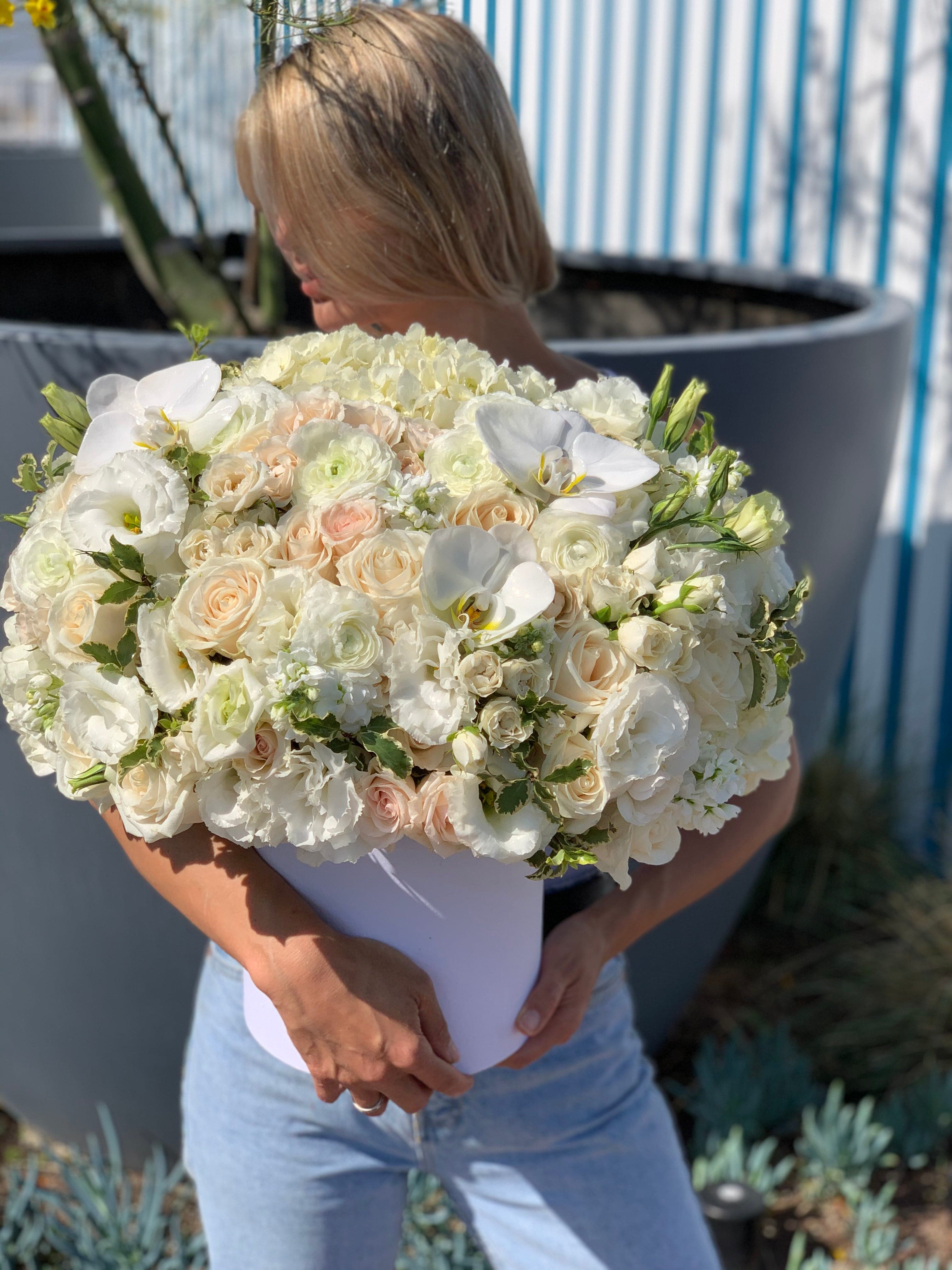 Caja N.23 Arreglo blanco con hermosas orquídeas