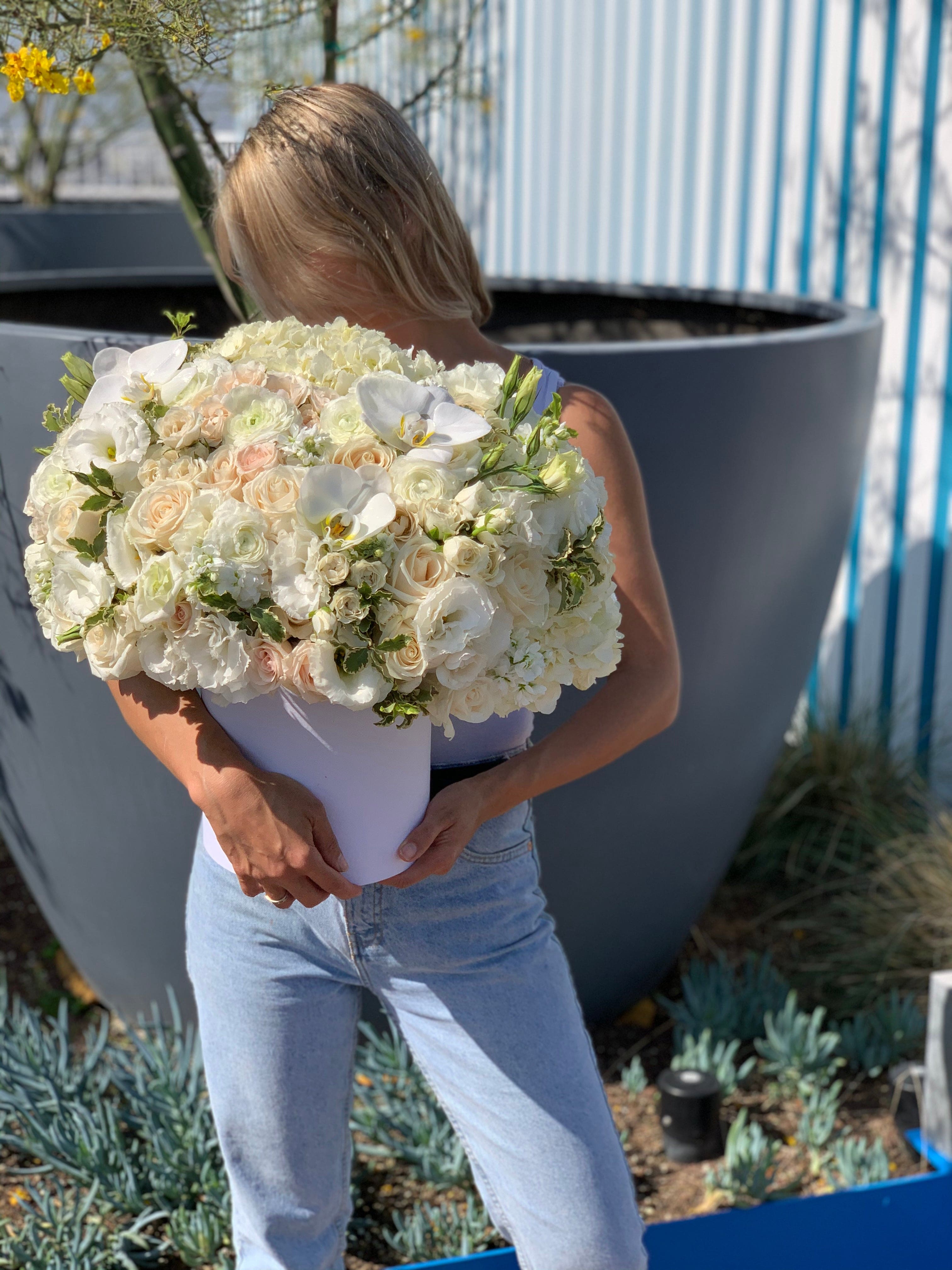 Caja N.23 Arreglo blanco con hermosas orquídeas