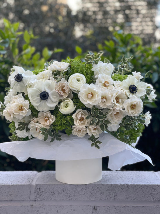 Box N.3 Green hydrangea with garden roses and amazing anemones