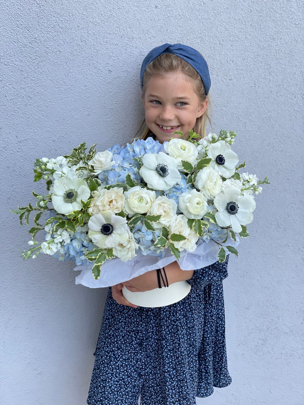 Caja N.2 Hortensia azul con rosas de jardín y hermosas anémonas