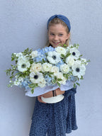 Caja N.2 Hortensia azul con rosas de jardín y hermosas anémonas
