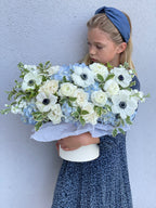 Caja N.2 Hortensia azul con rosas de jardín y hermosas anémonas