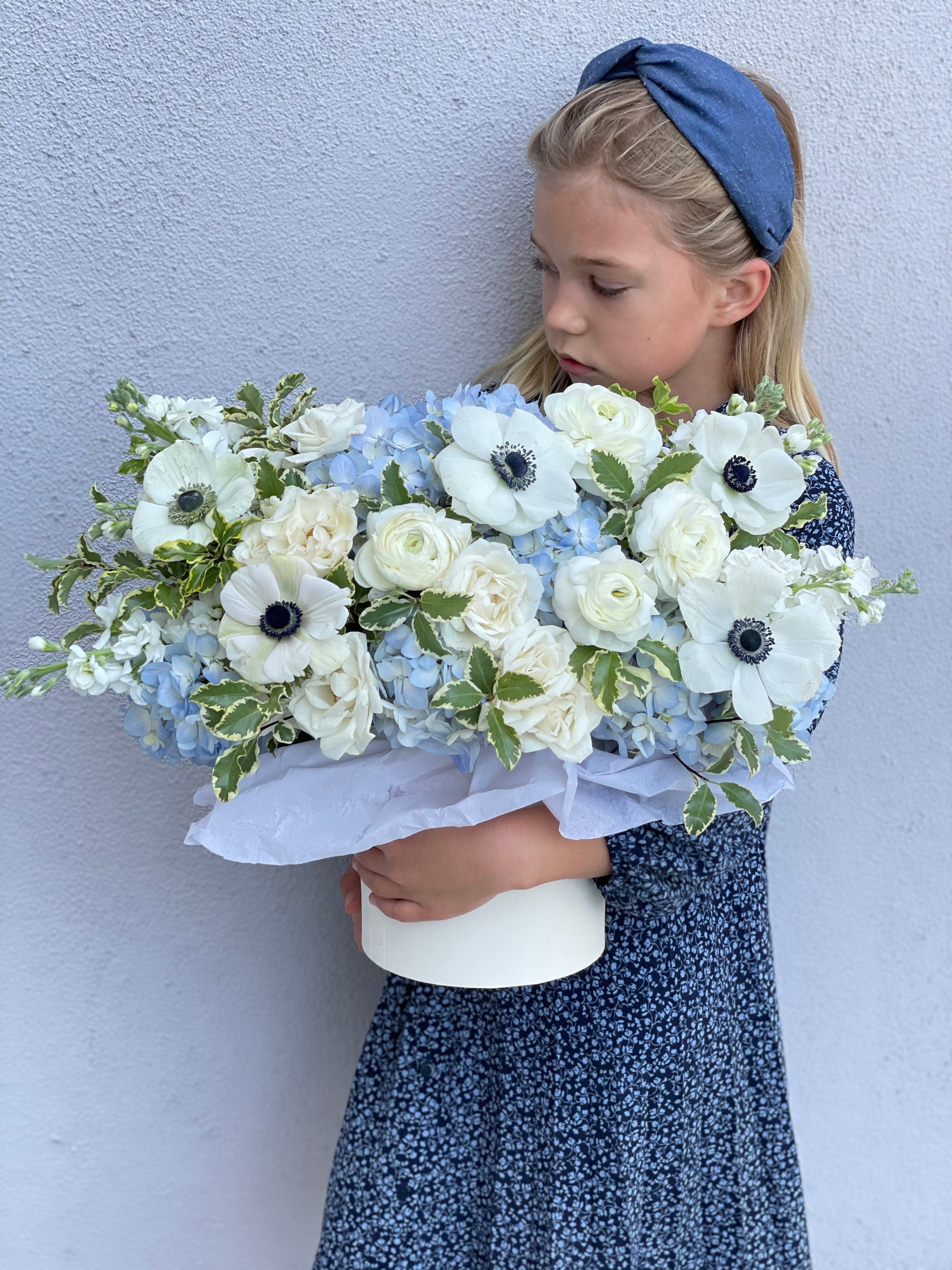 Box N.2 Blue Hydrangea, Garden Roses & Anemones