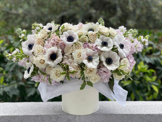 Box N.1 Exclusive pale pink hydrangea with garden roses and gorgeous anemones