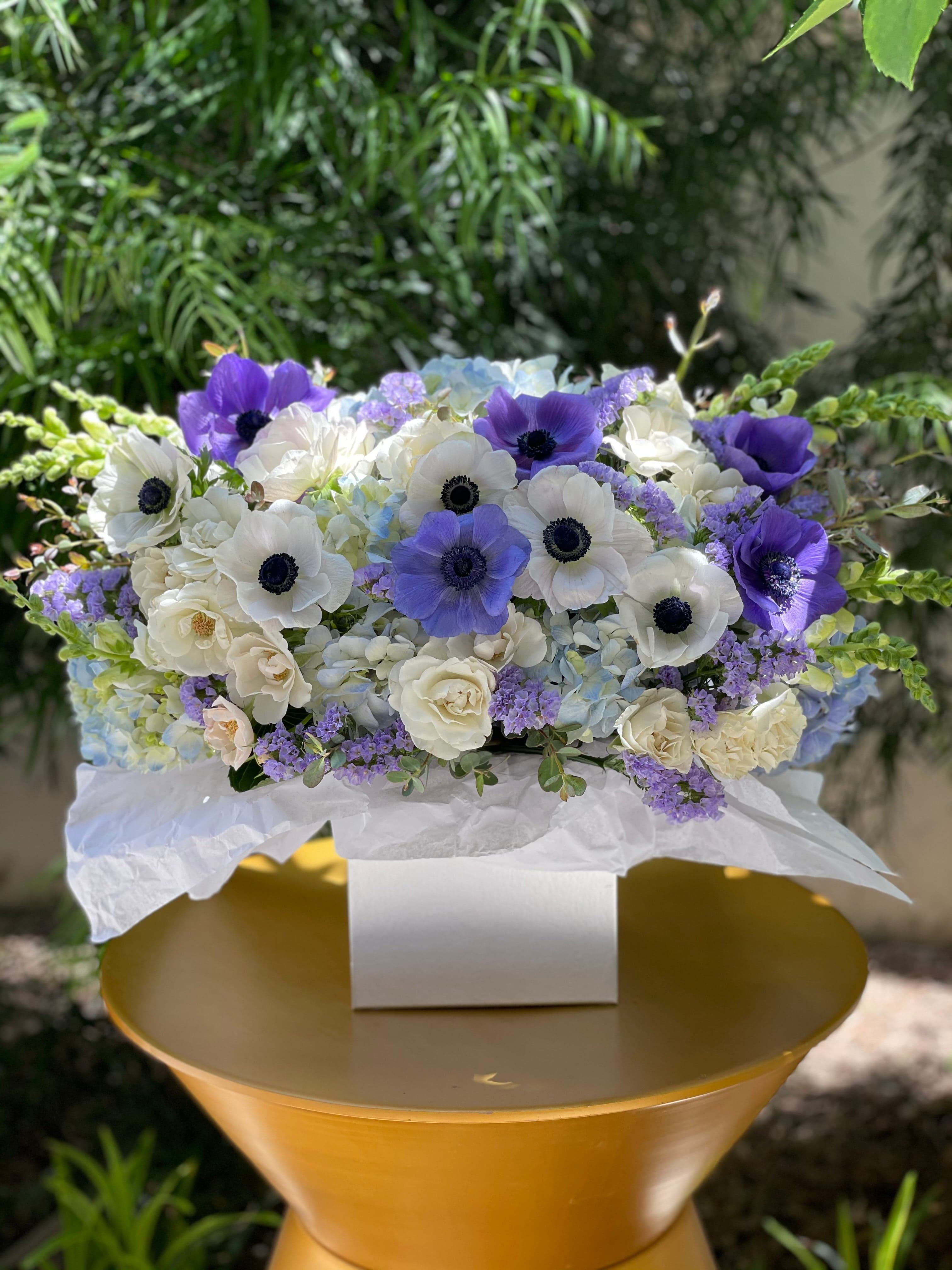 Caja N.16 Hortensia azul con mix de anémonas espectaculares