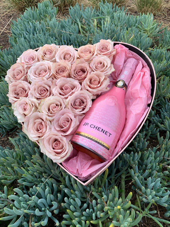 Load image into Gallery viewer, Gift box N.1 Romantic box with tender Quicksand roses and a bottle of rose J.P.  Chenet

