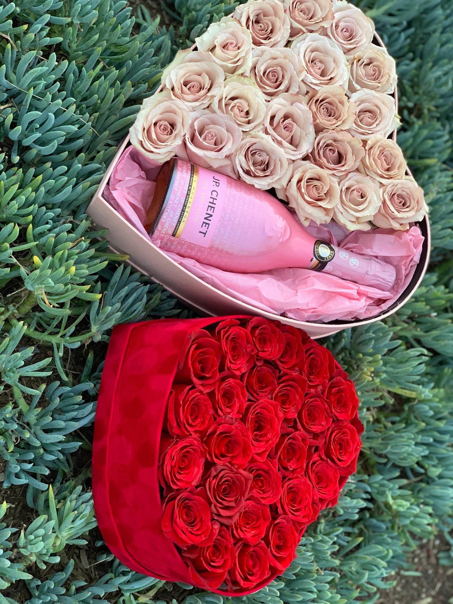 Gift box N.1 Romantic box with tender Quicksand roses and a bottle of rose J.P.  Chenet