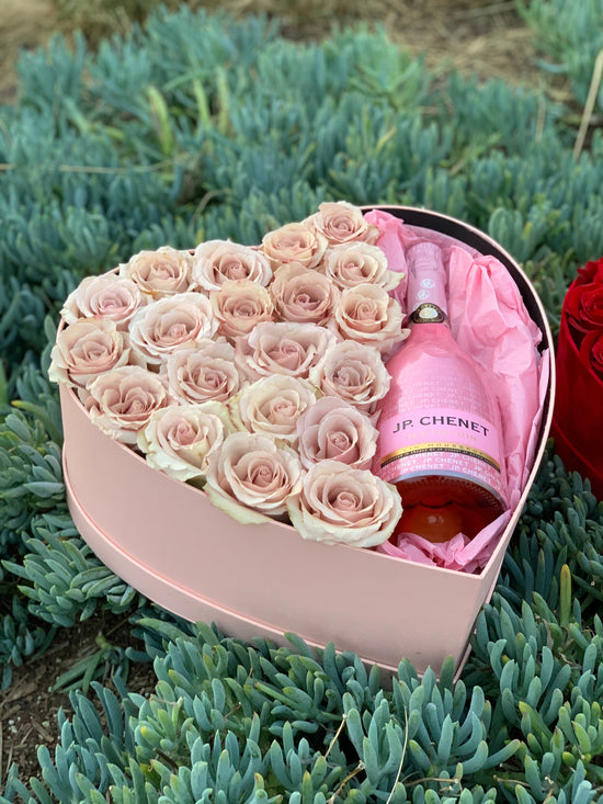 Load image into Gallery viewer, Gift box N.1 Romantic box with tender Quicksand roses and a bottle of rose J.P.  Chenet
