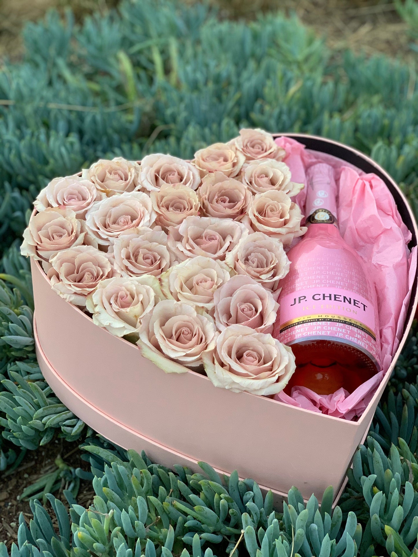 Gift box N.1 Romantic box with tender Quicksand roses and a bottle of rose J.P.  Chenet