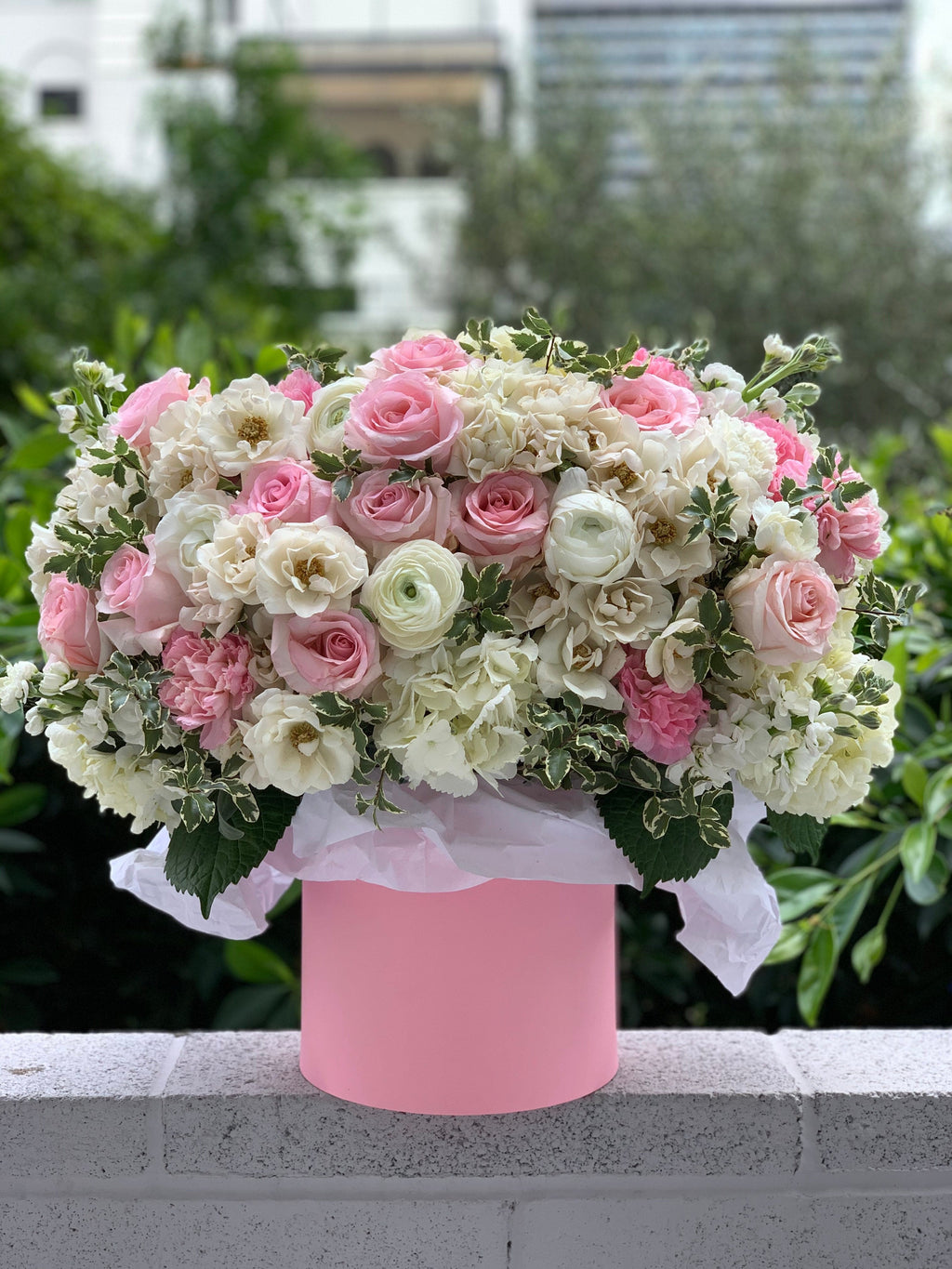 Caja N.96 Hortensia blanca con rosas y ranúnculos espectaculares