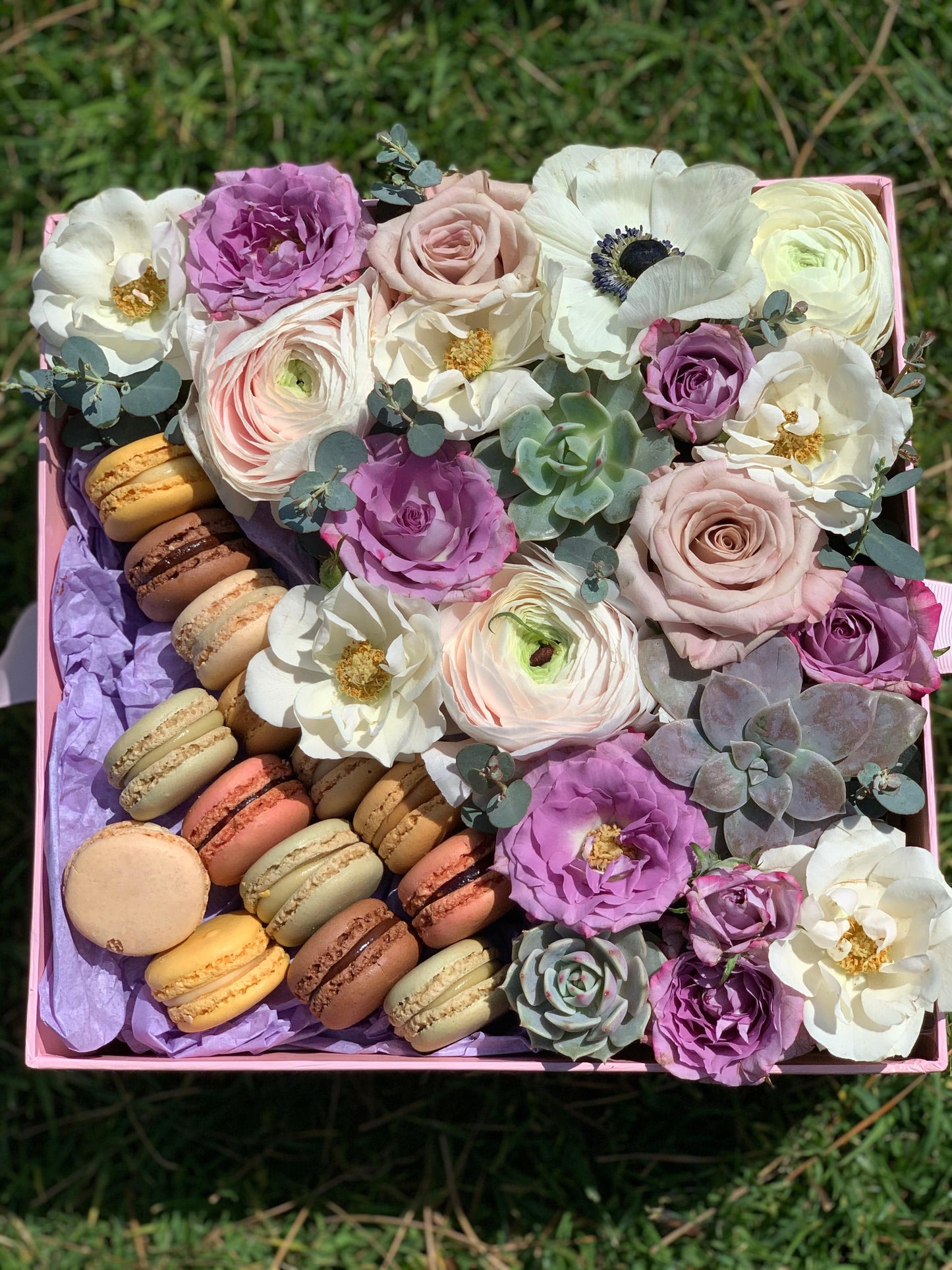 Gift box Flowers and macaroons