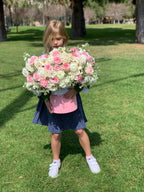 Caja N.96 Hortensia blanca con rosas y ranúnculos espectaculares