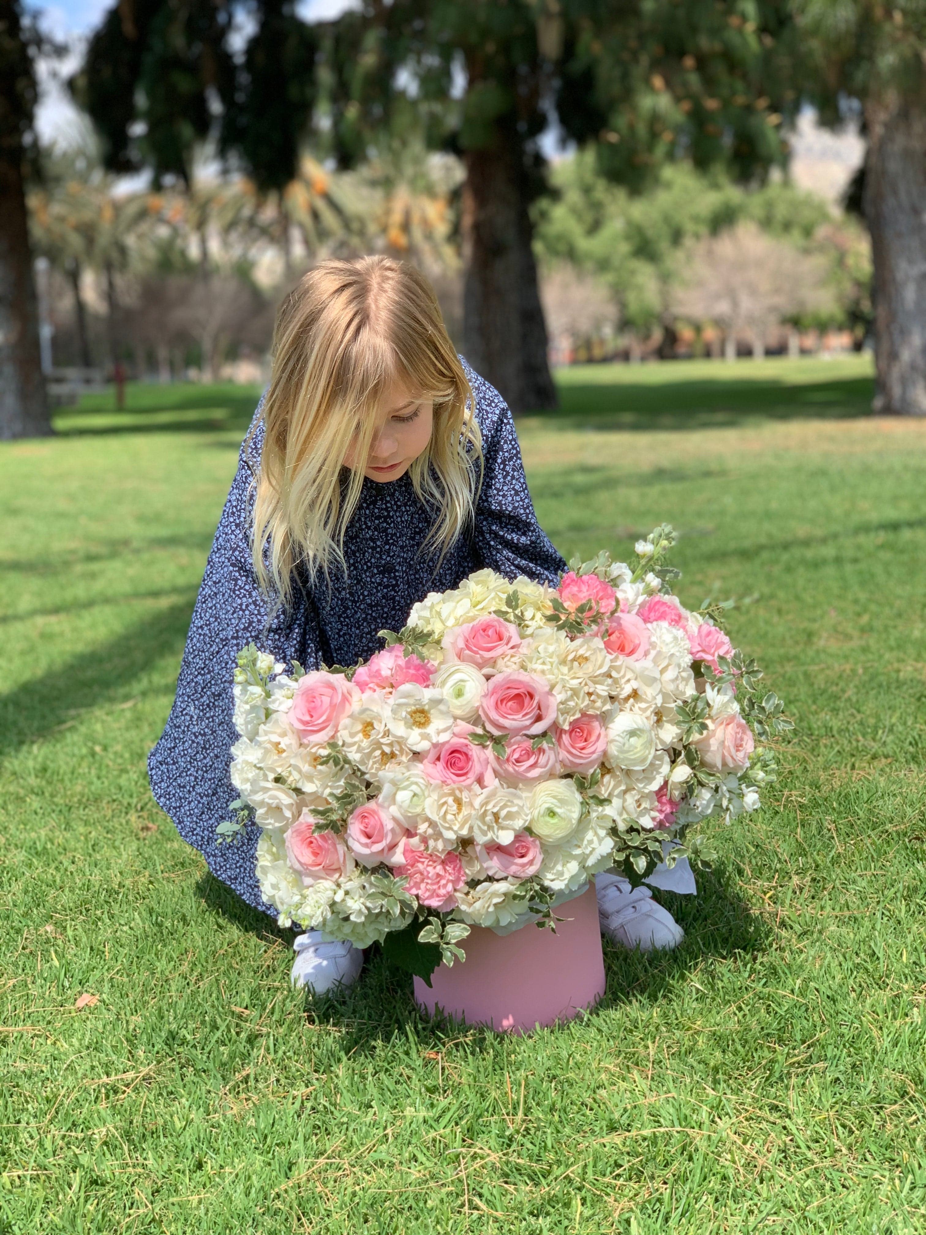 Caja N.96 Hortensia blanca con rosas y ranúnculos espectaculares