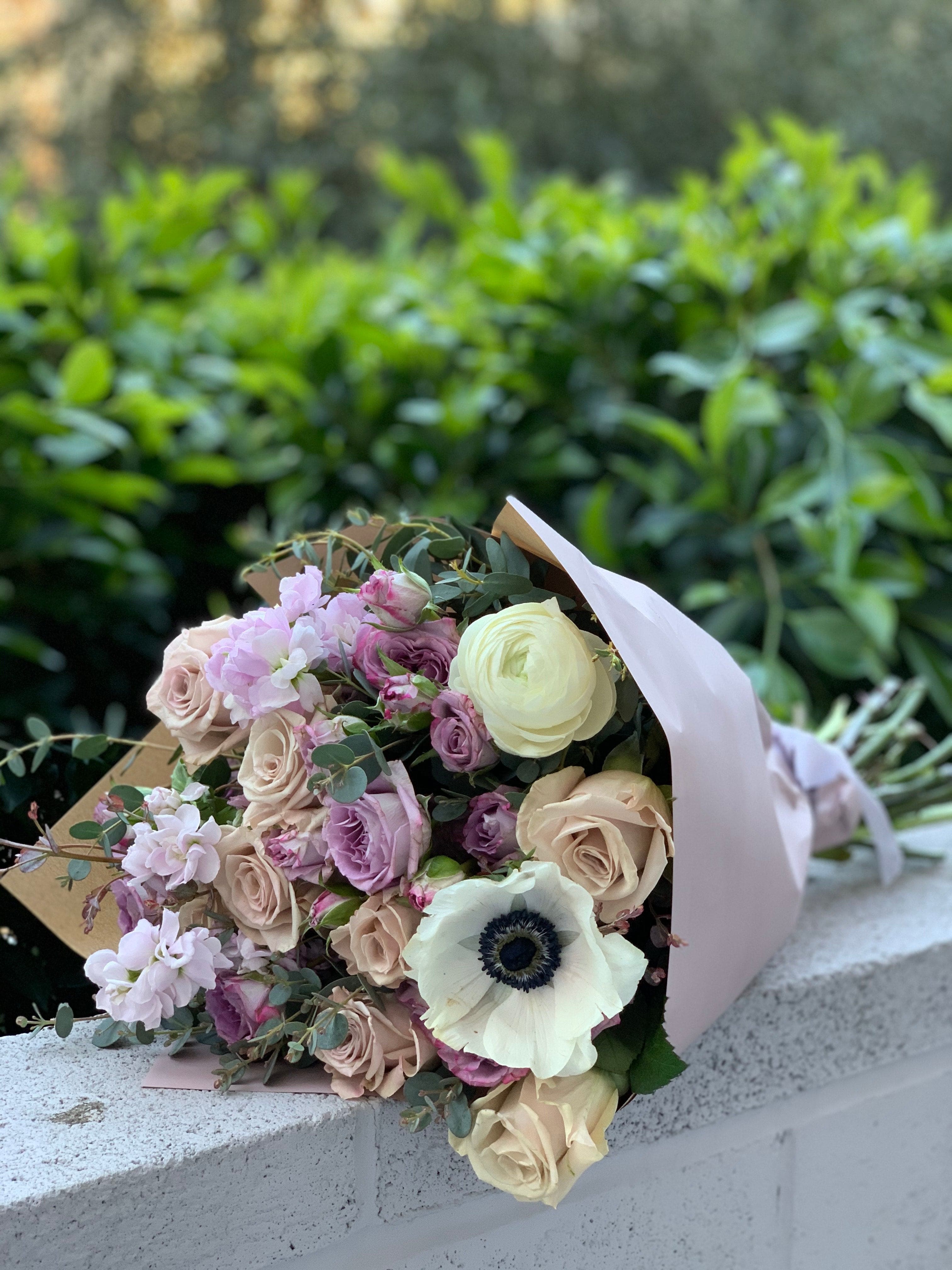 Ramo N.9 Precioso y tierno ramo con rosas de jardín, alhelíes y anémonas.