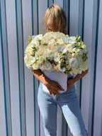 Caja N.23 Arreglo blanco con hermosas orquídeas