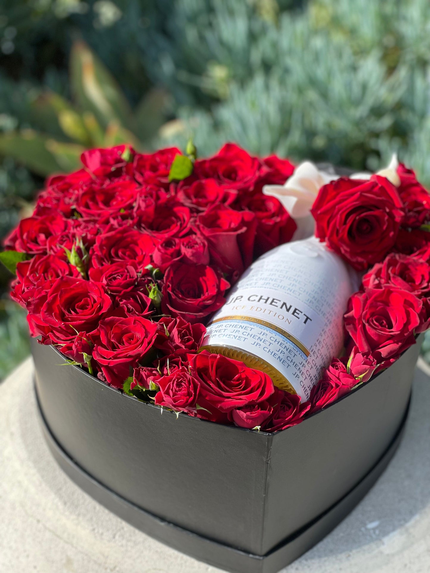 Gift box N.2 Chic box with red roses and bottle of champagne