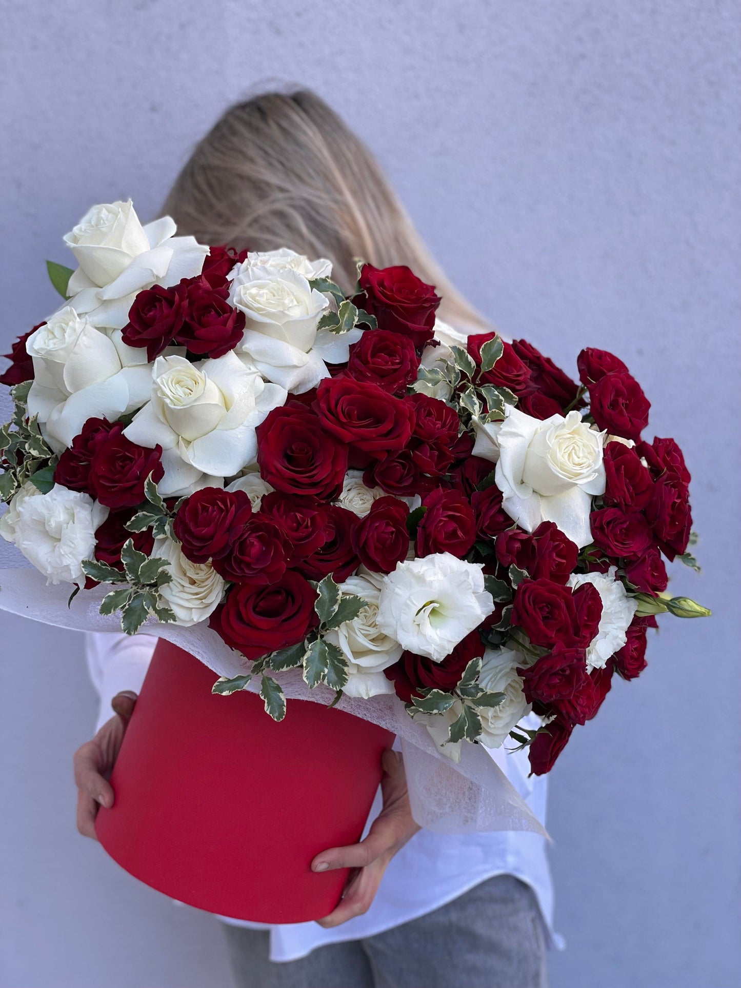 Mix of white and red roses