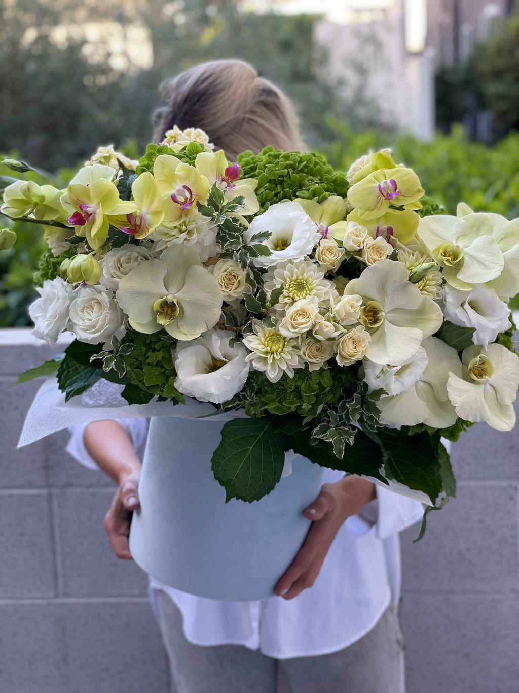 Caja de verano con orquídeas limón