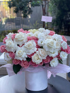 Mezcla de rosas blancas y rosas