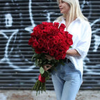 Impresionantes rosas rojas de tallos muy largos, vienen con un jarrón alto.