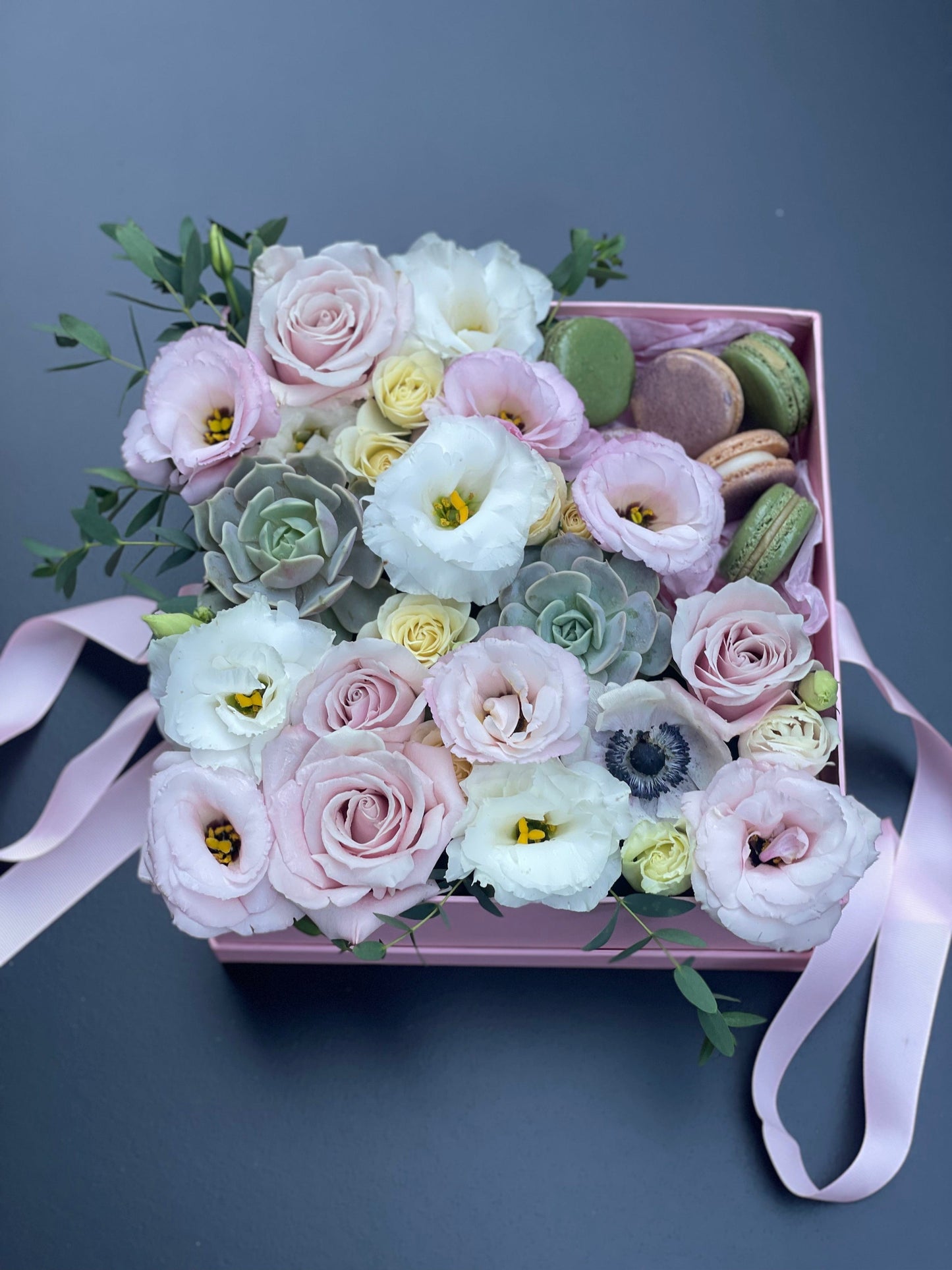 Gift box Flowers and macaroons