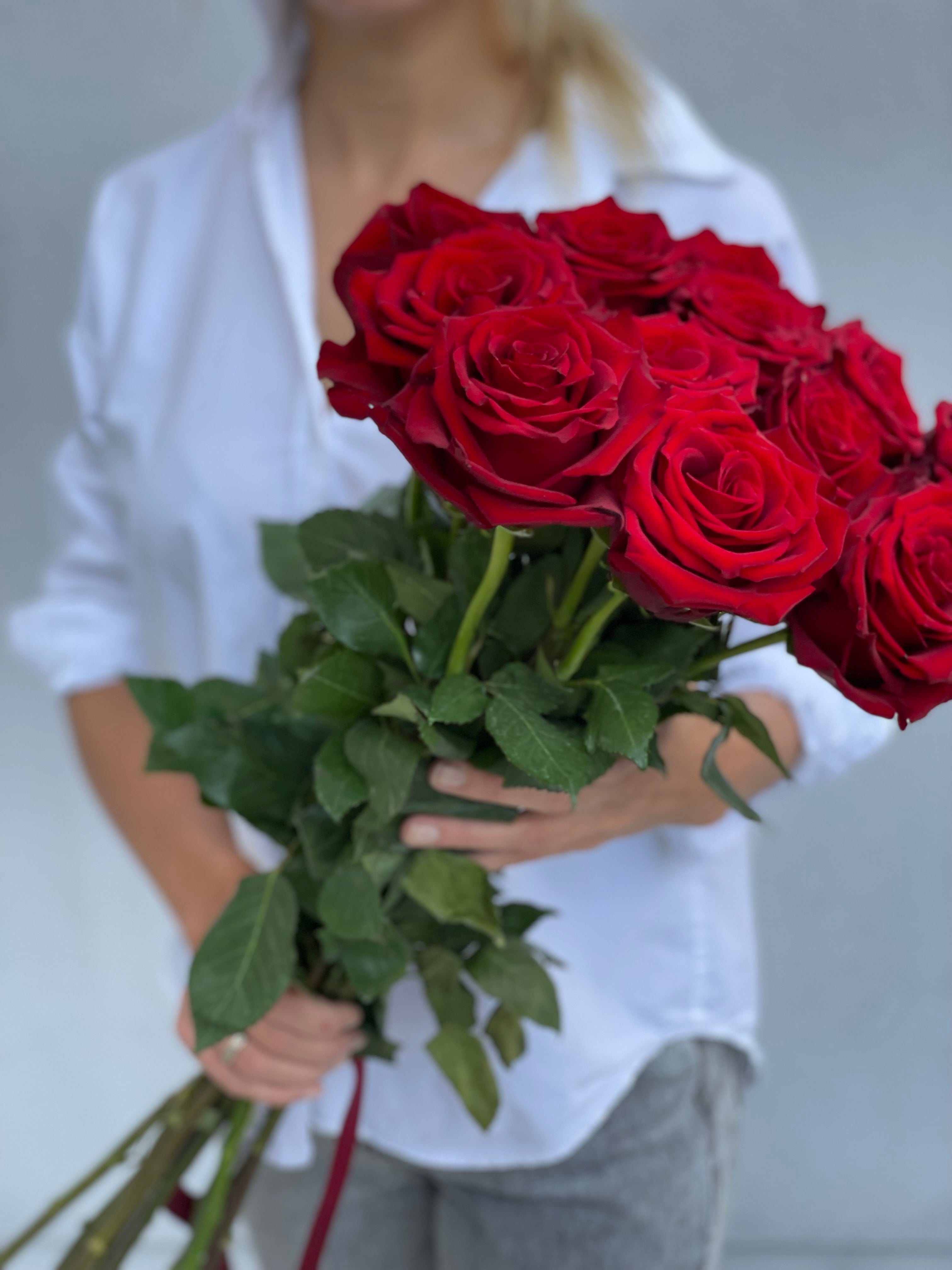 Dozen red roses