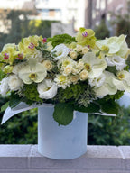 Caja de verano con orquídeas limón