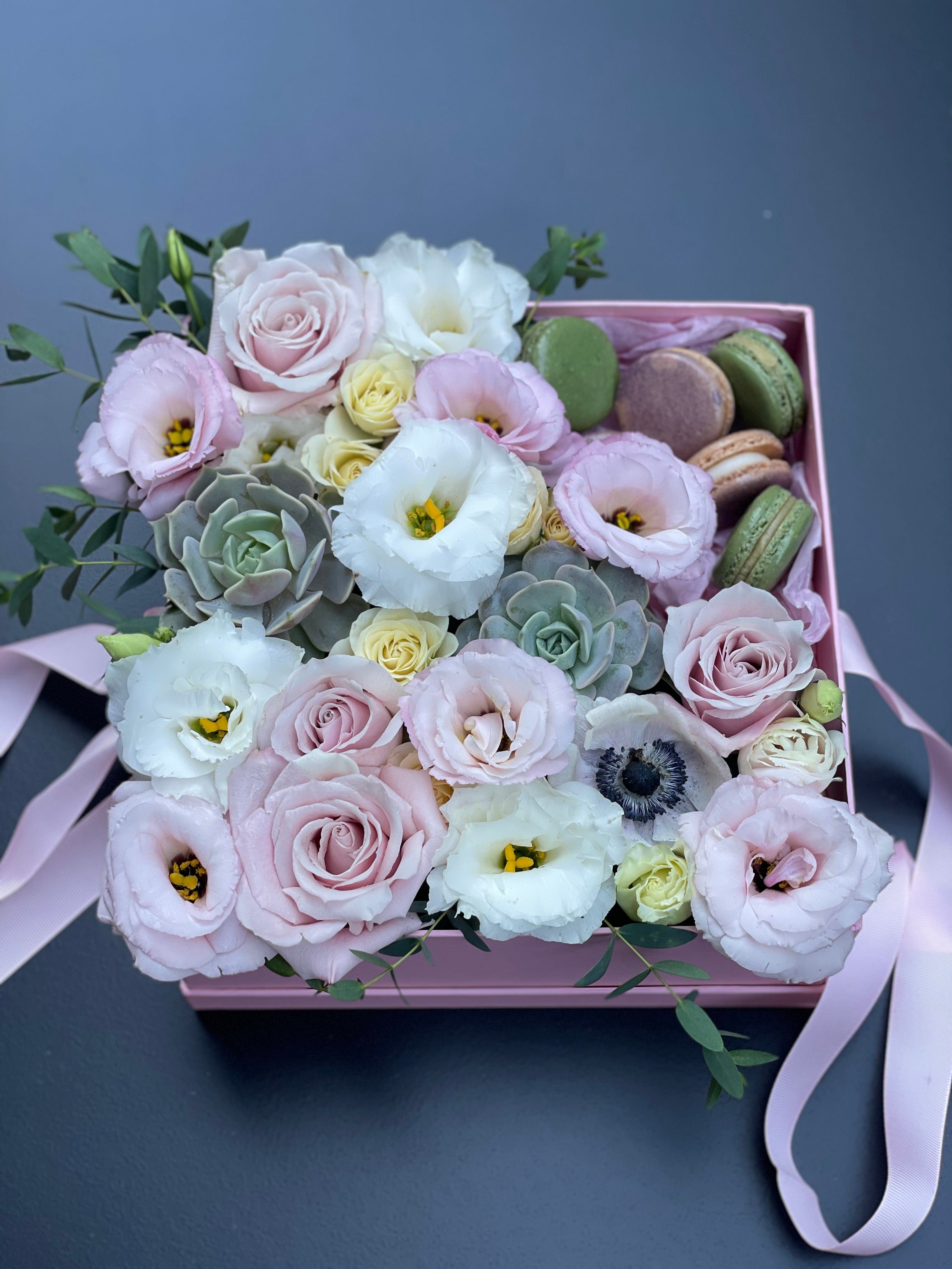 Gift box Flowers and macaroons