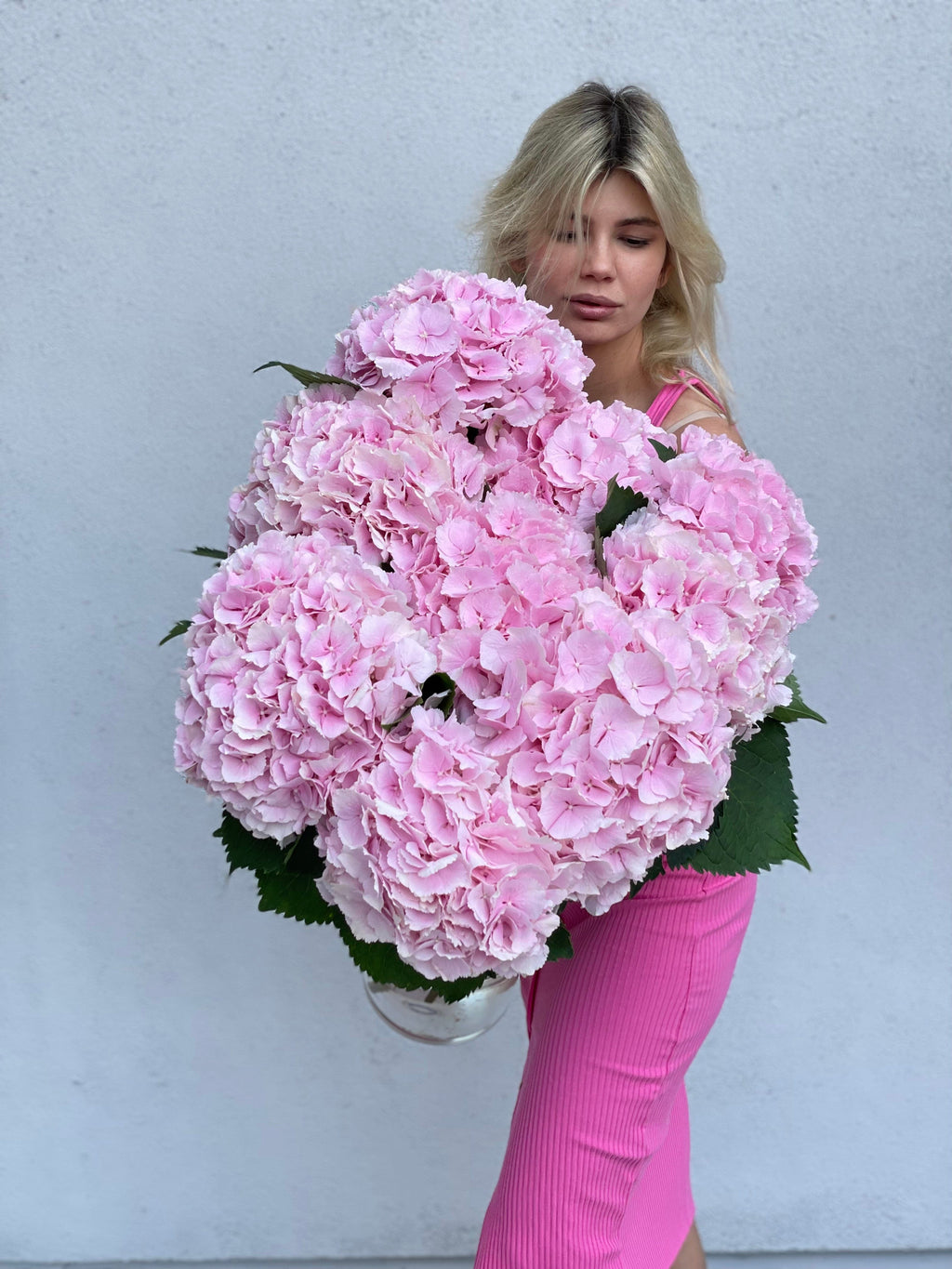 Ramo de hortensias premium en un jarrón alto.