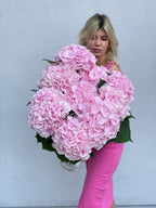 Ramo de hortensias premium en un jarrón alto.