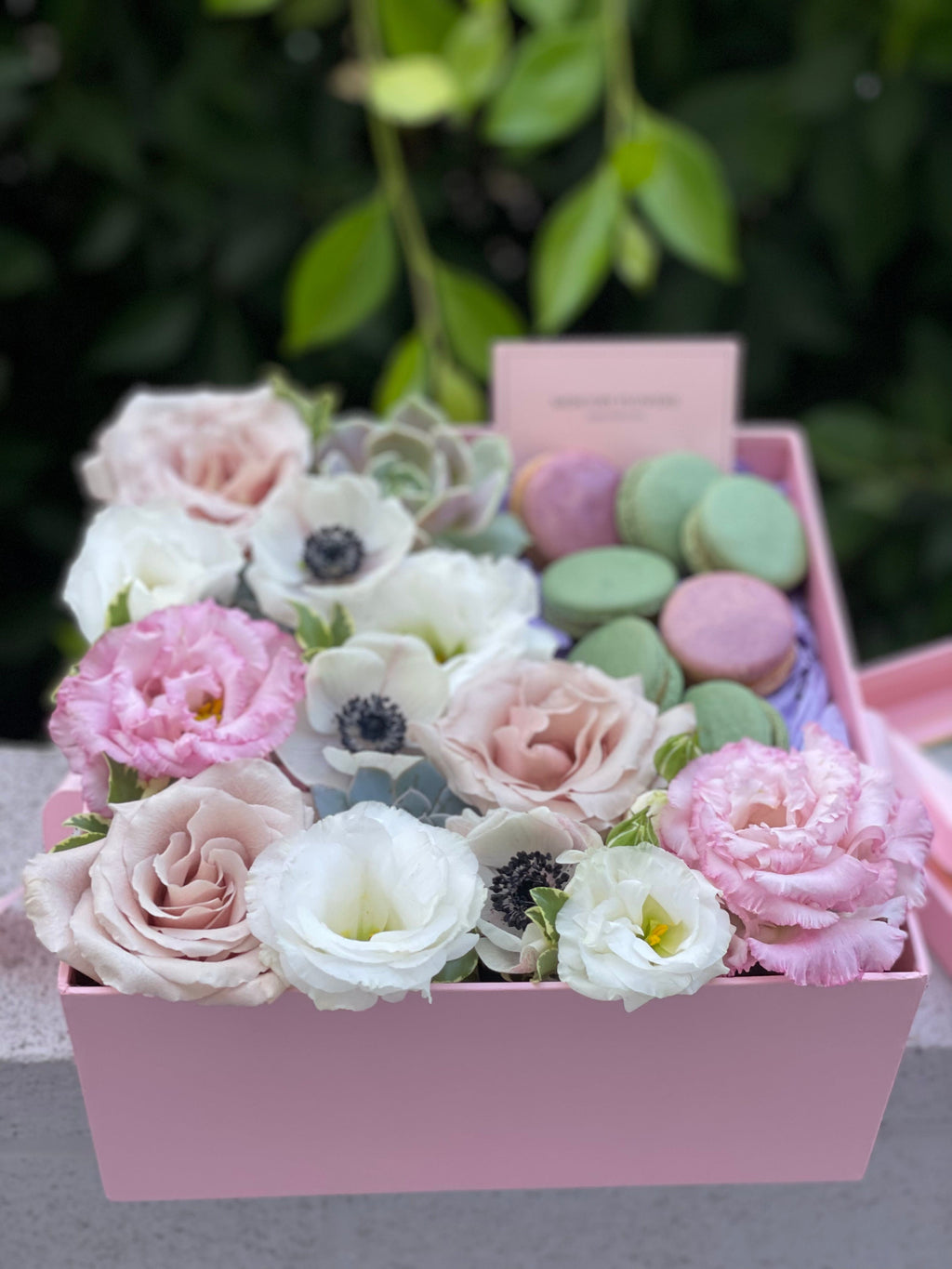 Gift box Flowers and macaroons