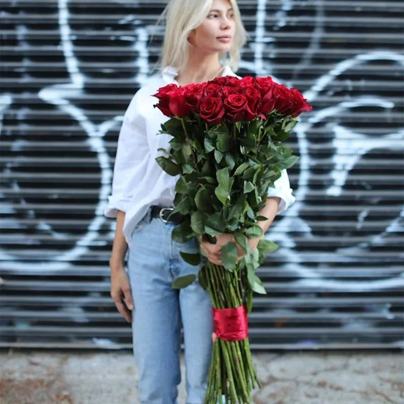 Impresionantes rosas rojas de tallos muy largos, vienen con un jarrón alto.