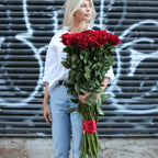 Impresionantes rosas rojas de tallos muy largos, vienen con un jarrón alto.