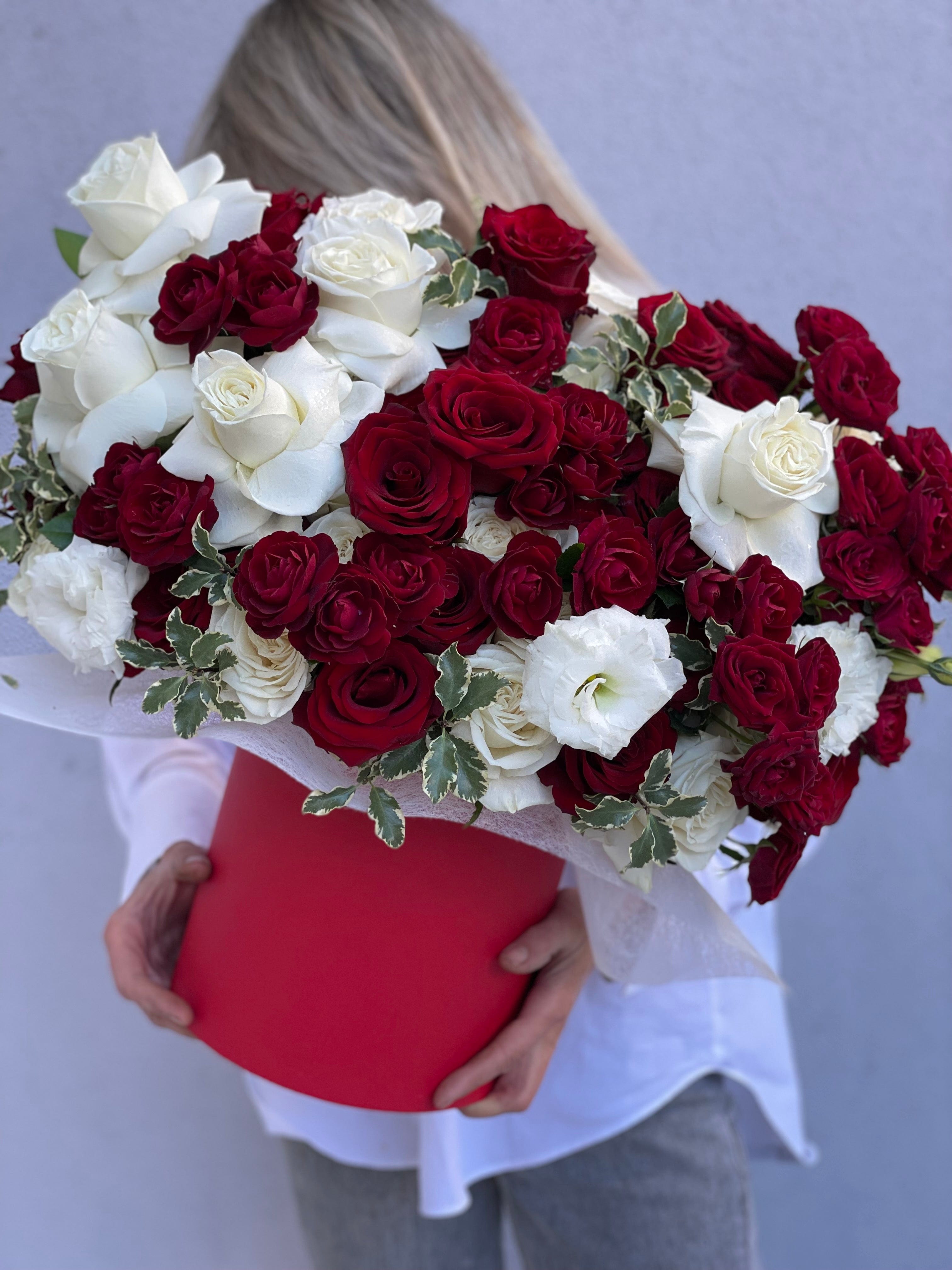Mix of white and red roses