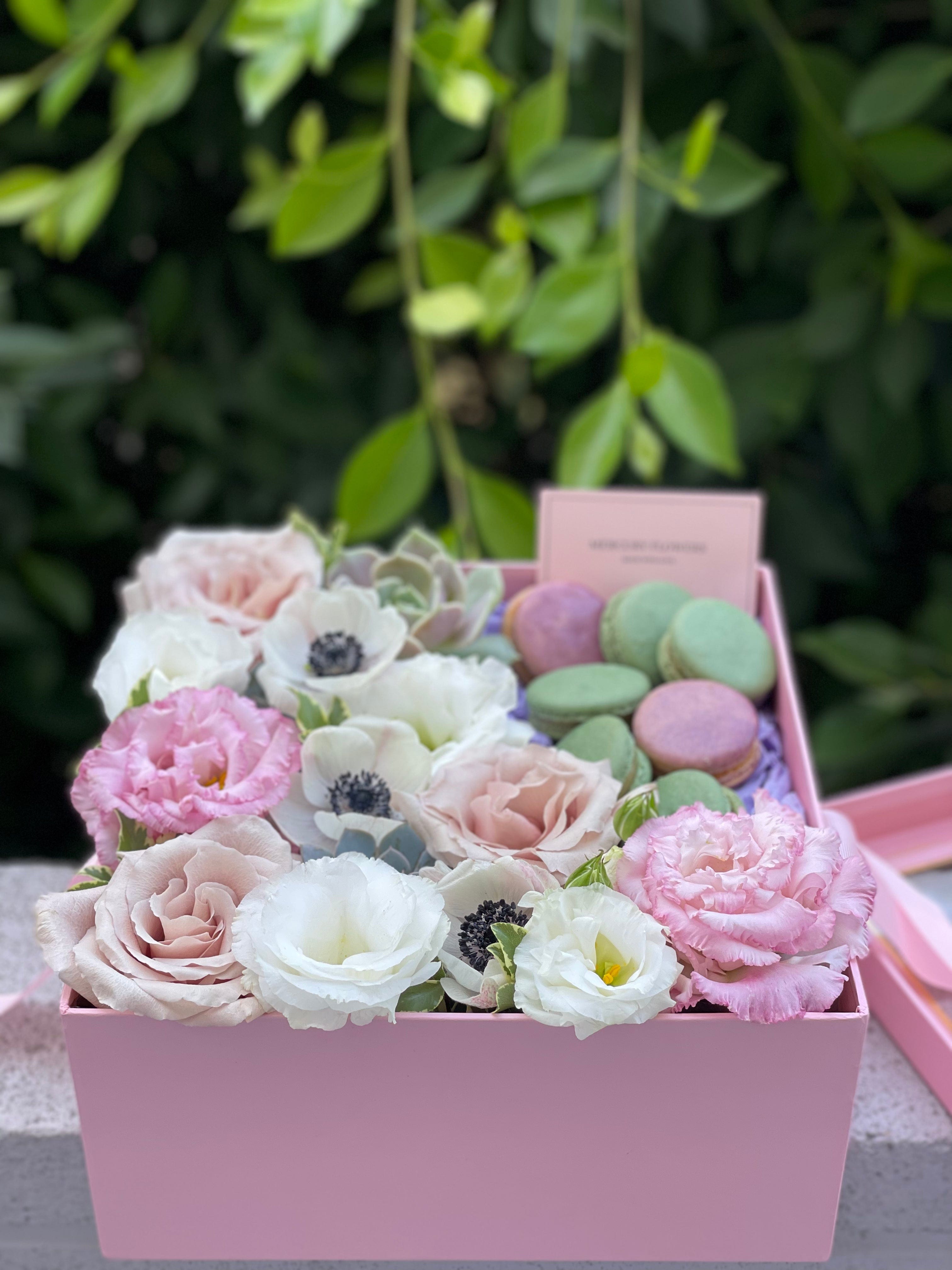 Gift box Flowers and macaroons