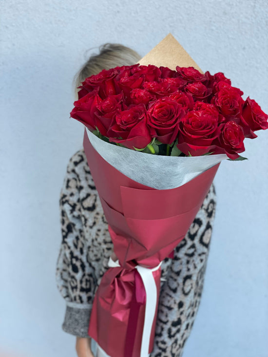 Bouquet of 25 stunning long stem red roses