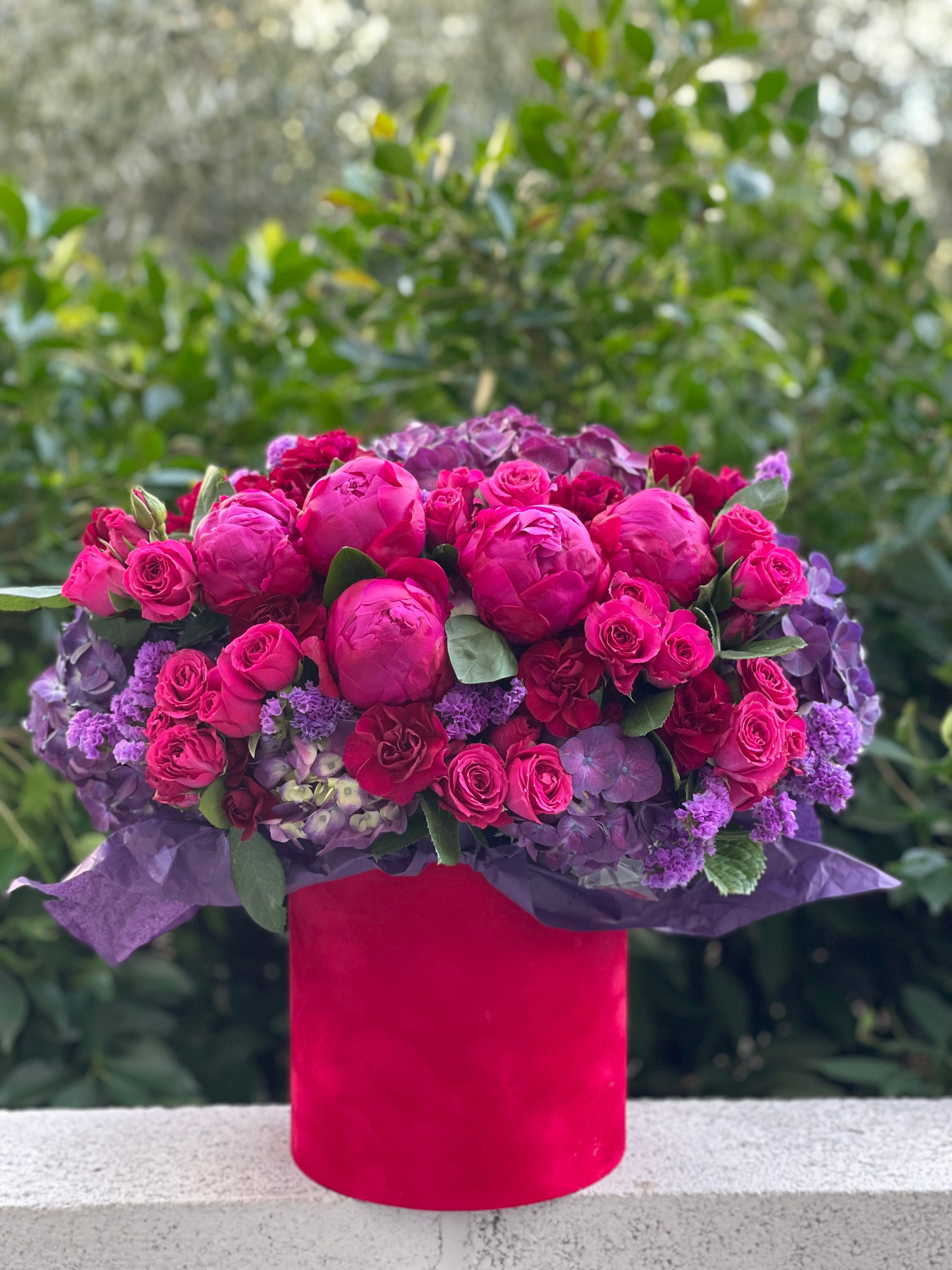 Caja N.32 Caja de bayas con peonías y rosas de jardín