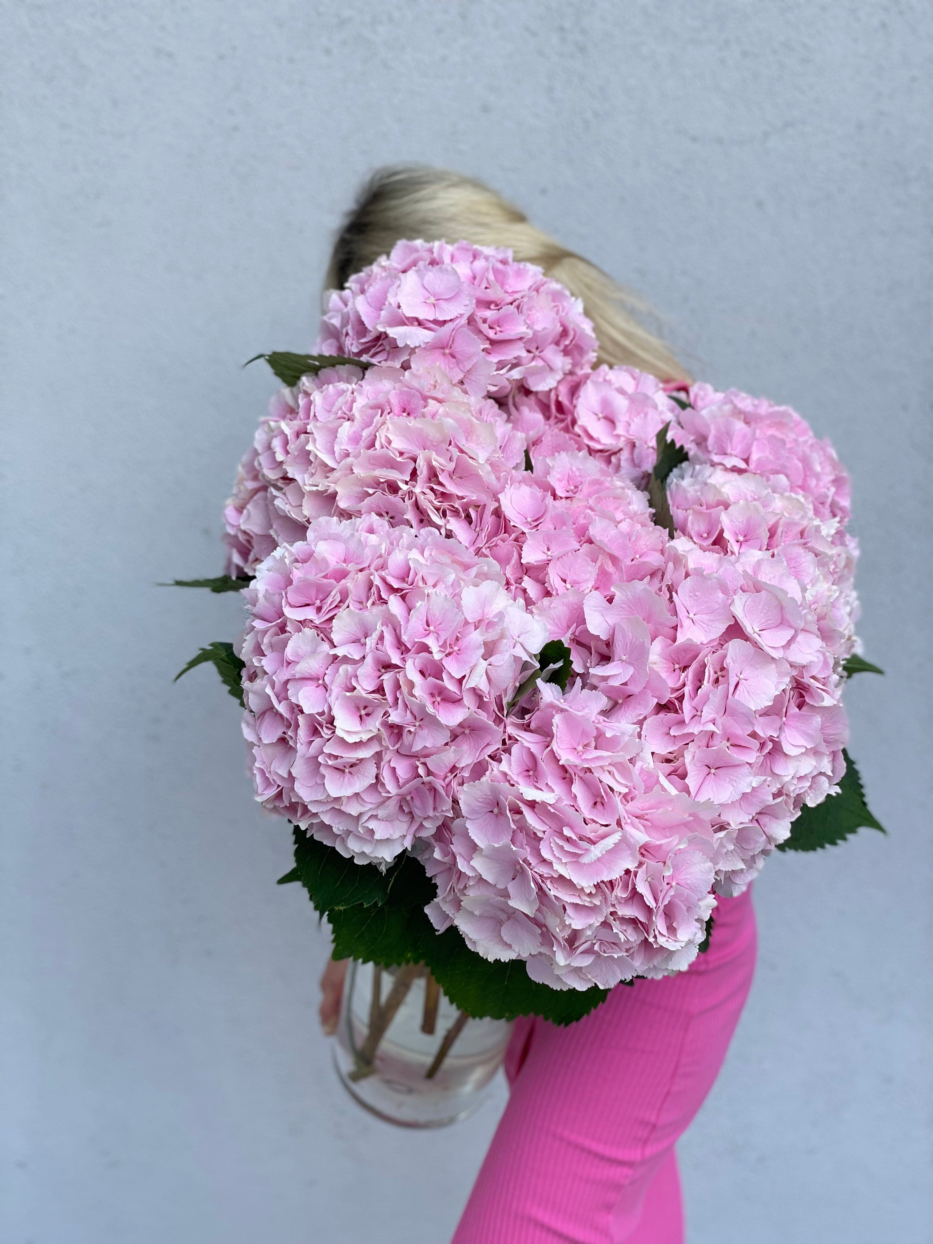 Ramo de hortensias premium en un jarrón alto.