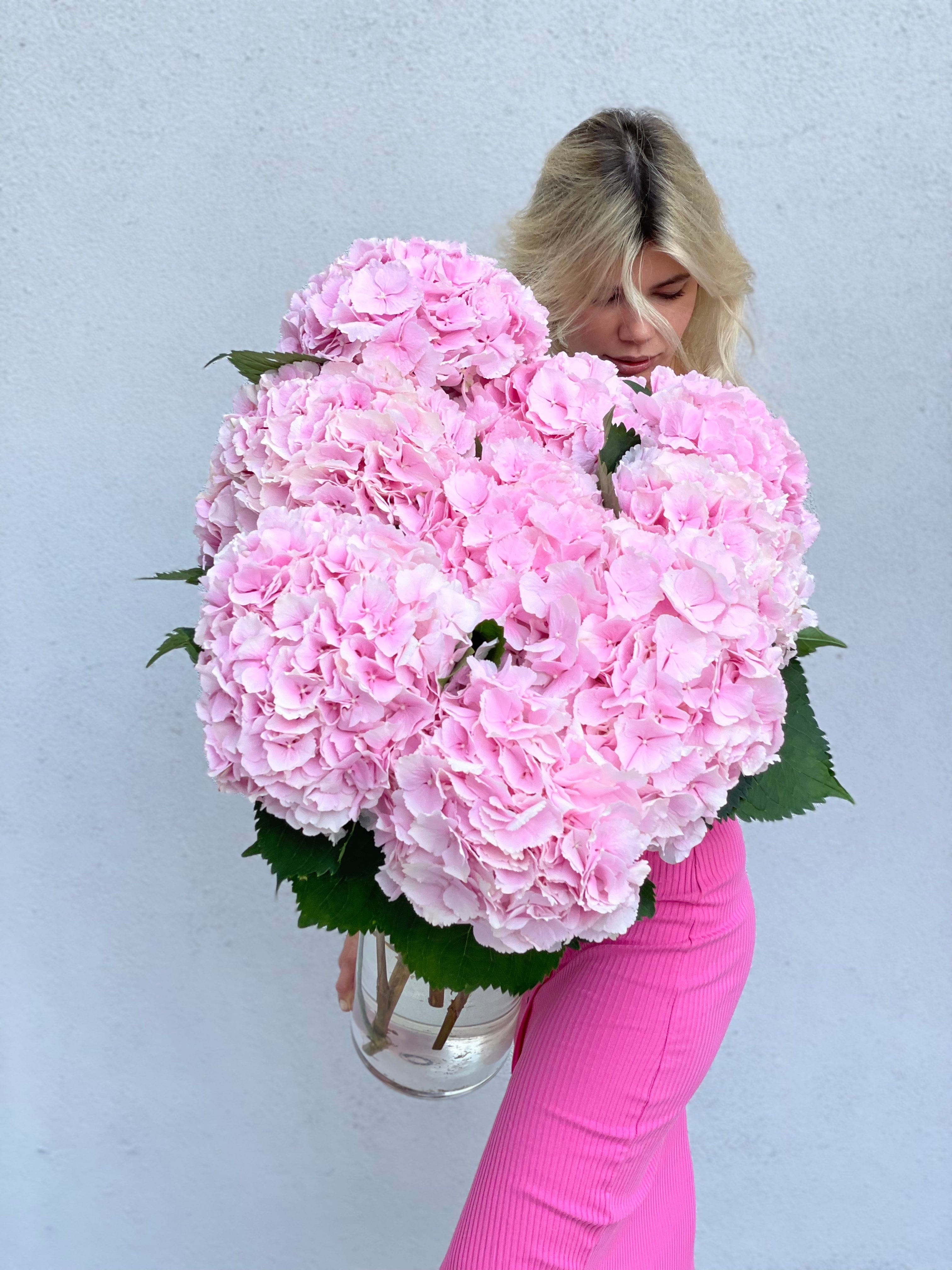 Ramo de hortensias premium en un jarrón alto.