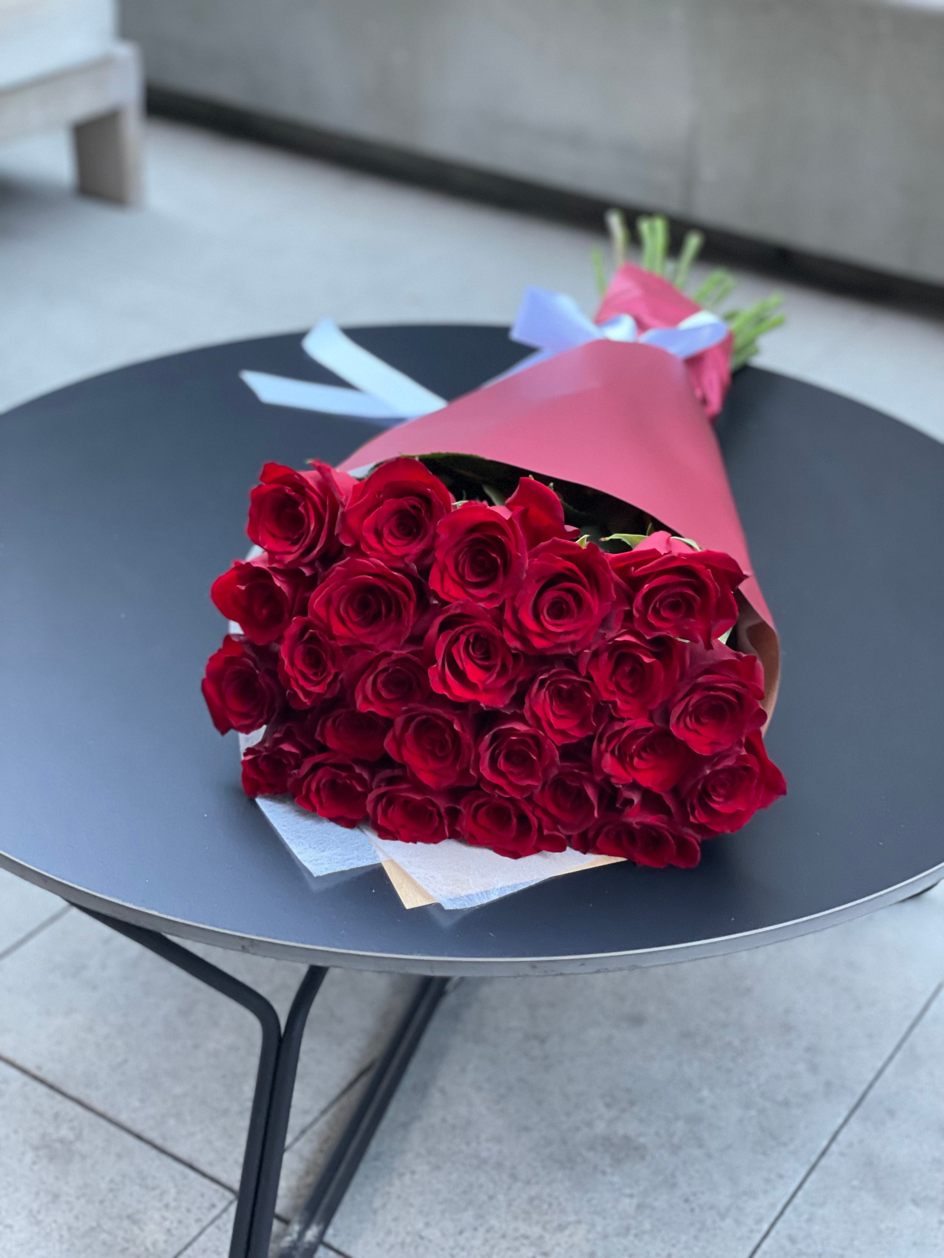 Bouquet of 25 stunning long stem red roses