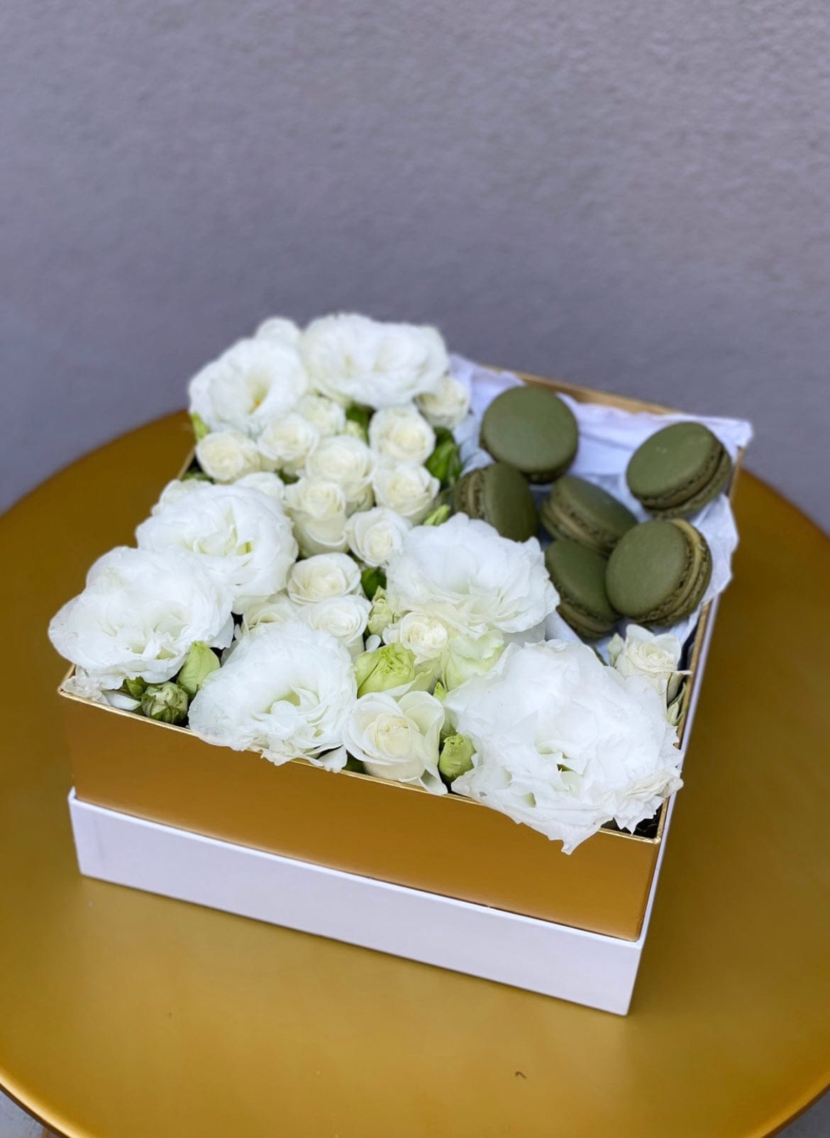 Load image into Gallery viewer, Gift box N.3 Sweet square box with flowers and macaroons
