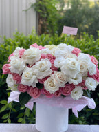 Mezcla de rosas blancas y rosas