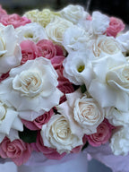 Mezcla de rosas blancas y rosas