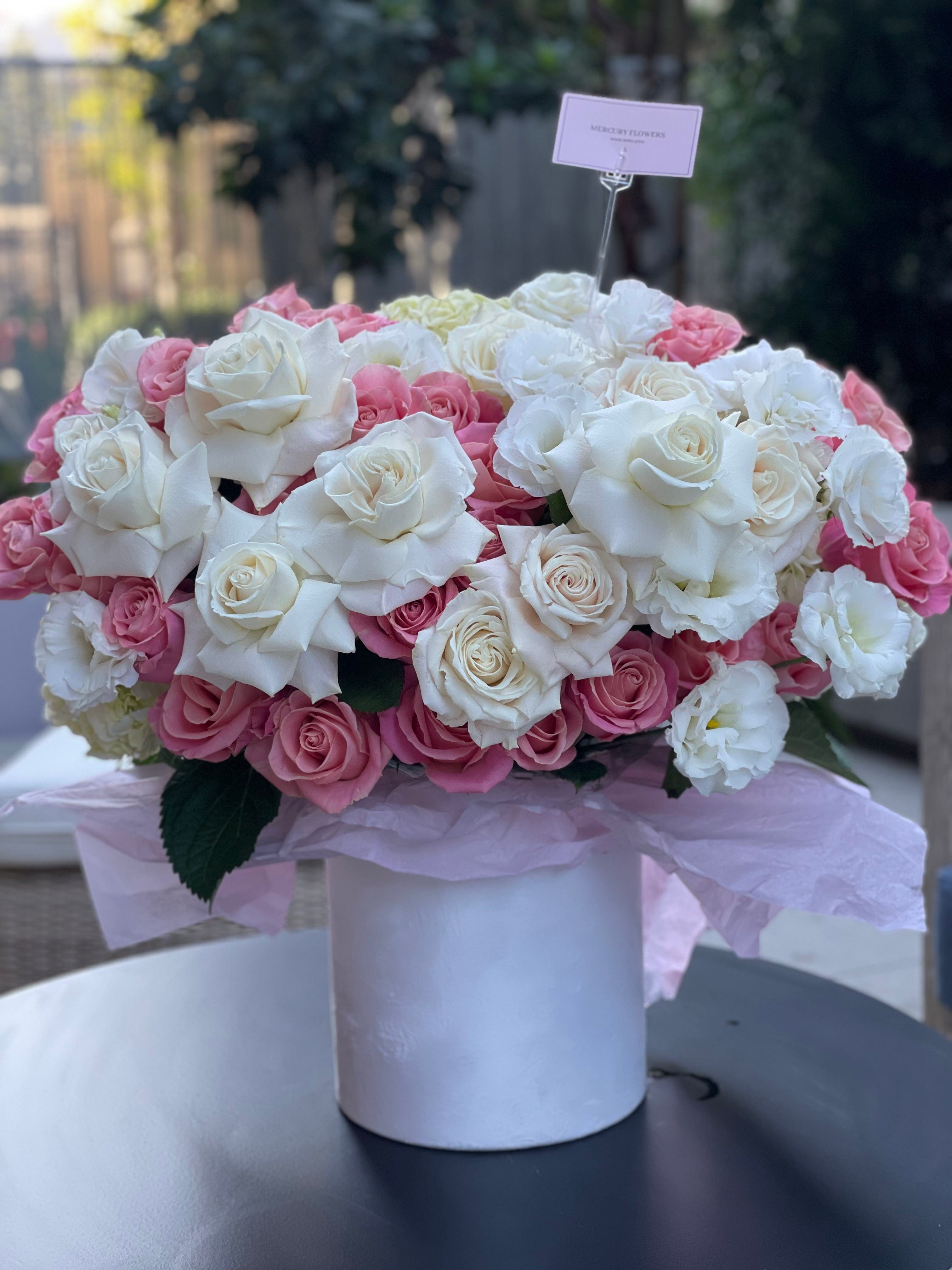Mezcla de rosas blancas y rosas