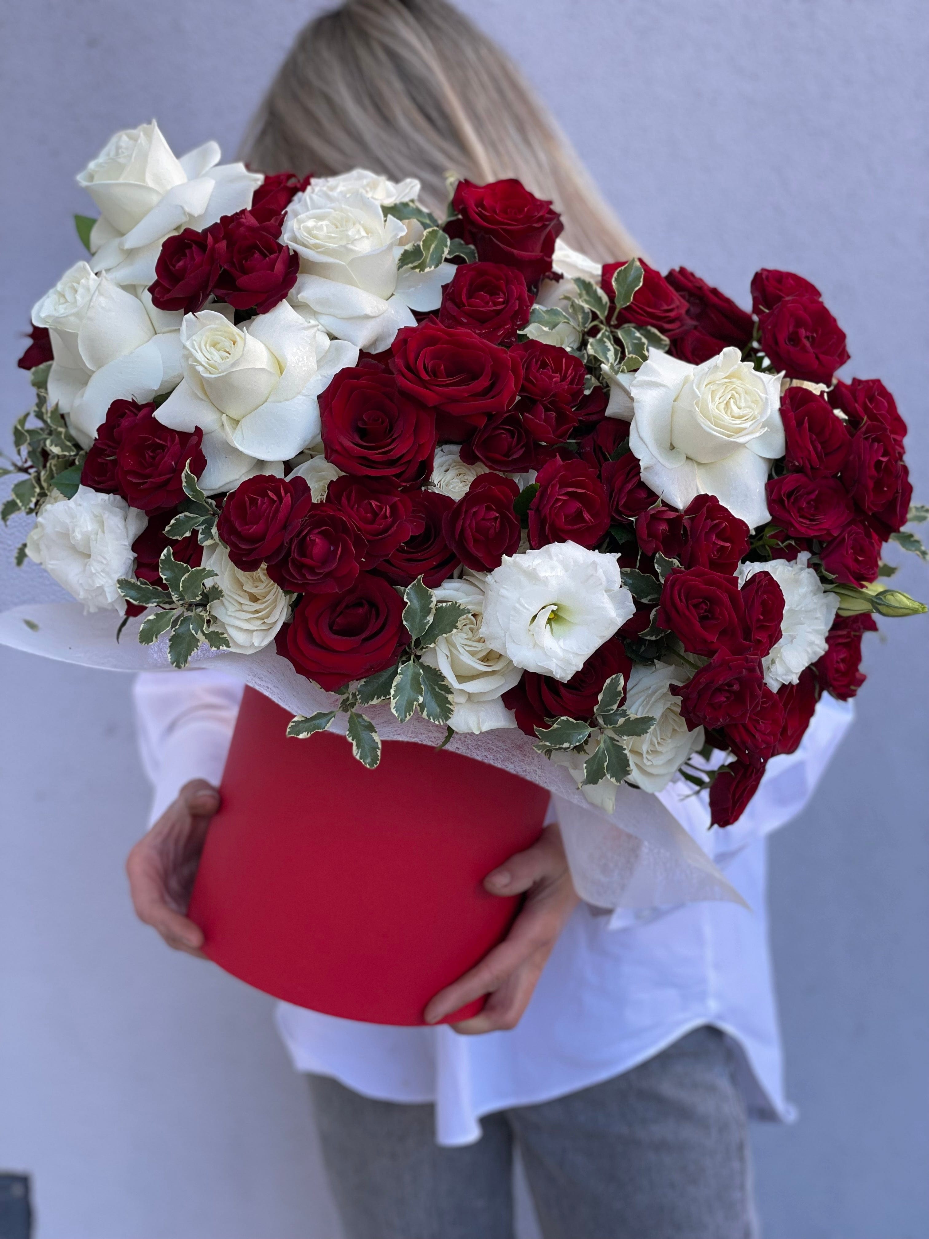 Mix of white and red roses